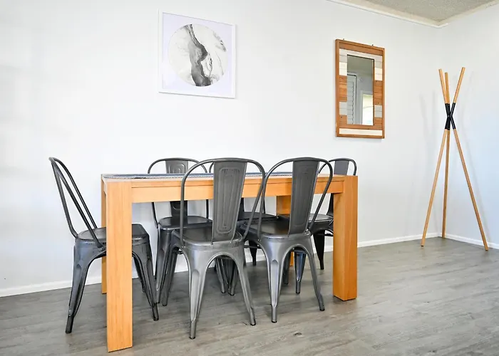 Spacious 3 Bedroom Delight - Shops & Beaches Zg1