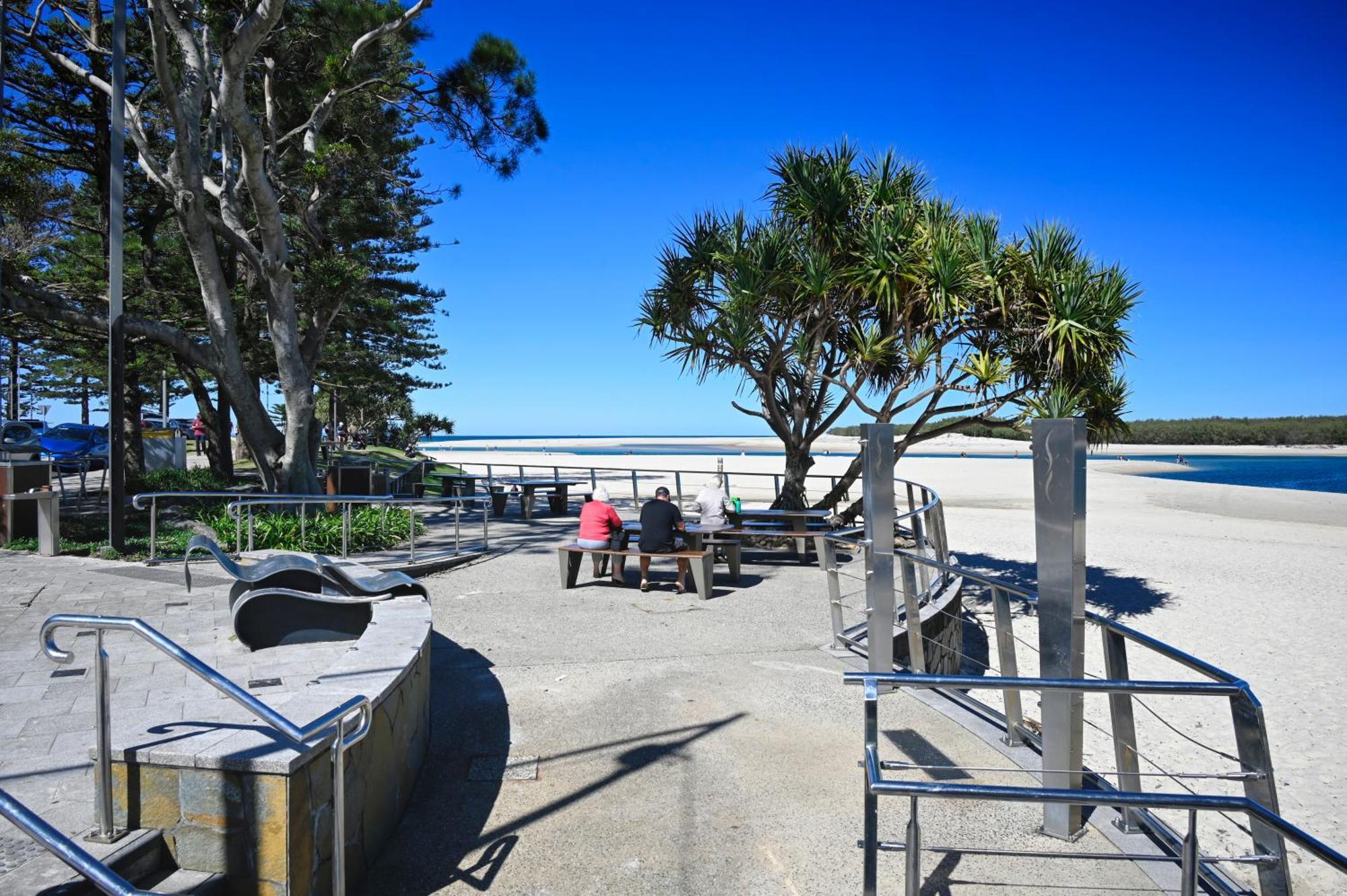 Spacious 3 Bedroom Delight - Shops & Beaches Zg1